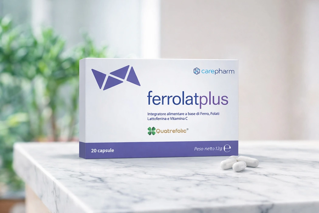 L'integratore per l'anemia Ferrolat Plus su tavolo di marmo
