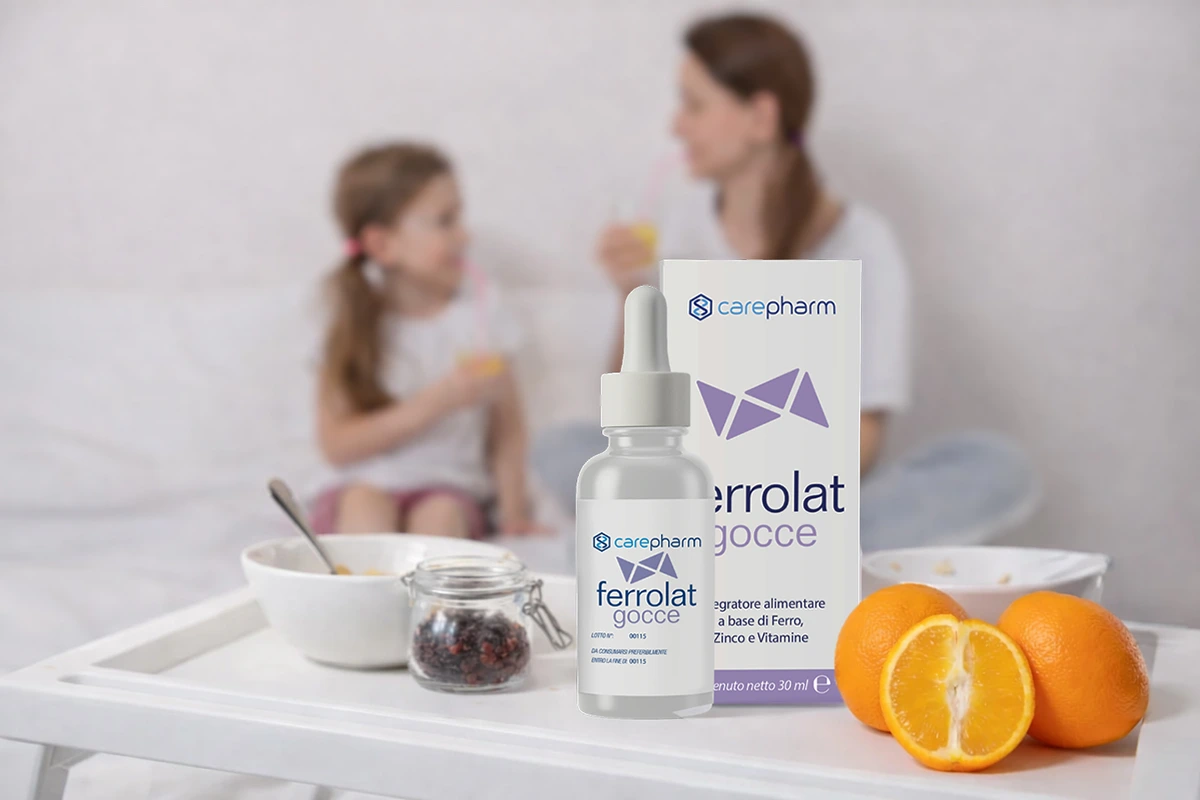 Mamma e figlia a colazione con integratore Ferrolat Gocce
