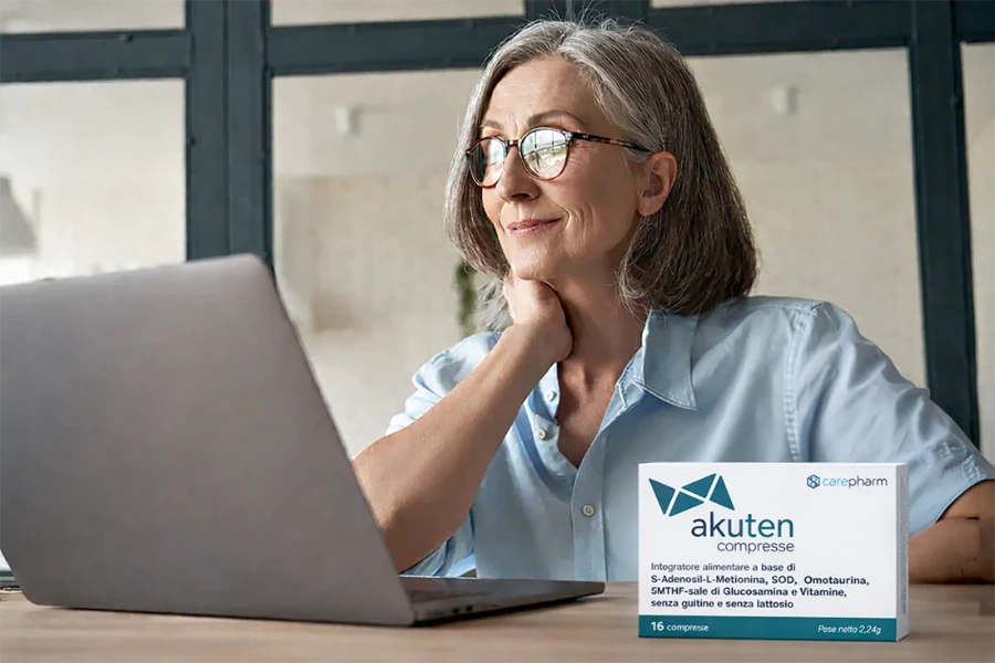 signora al computer con l'integratore contro il declino cognitivo akuten compresse