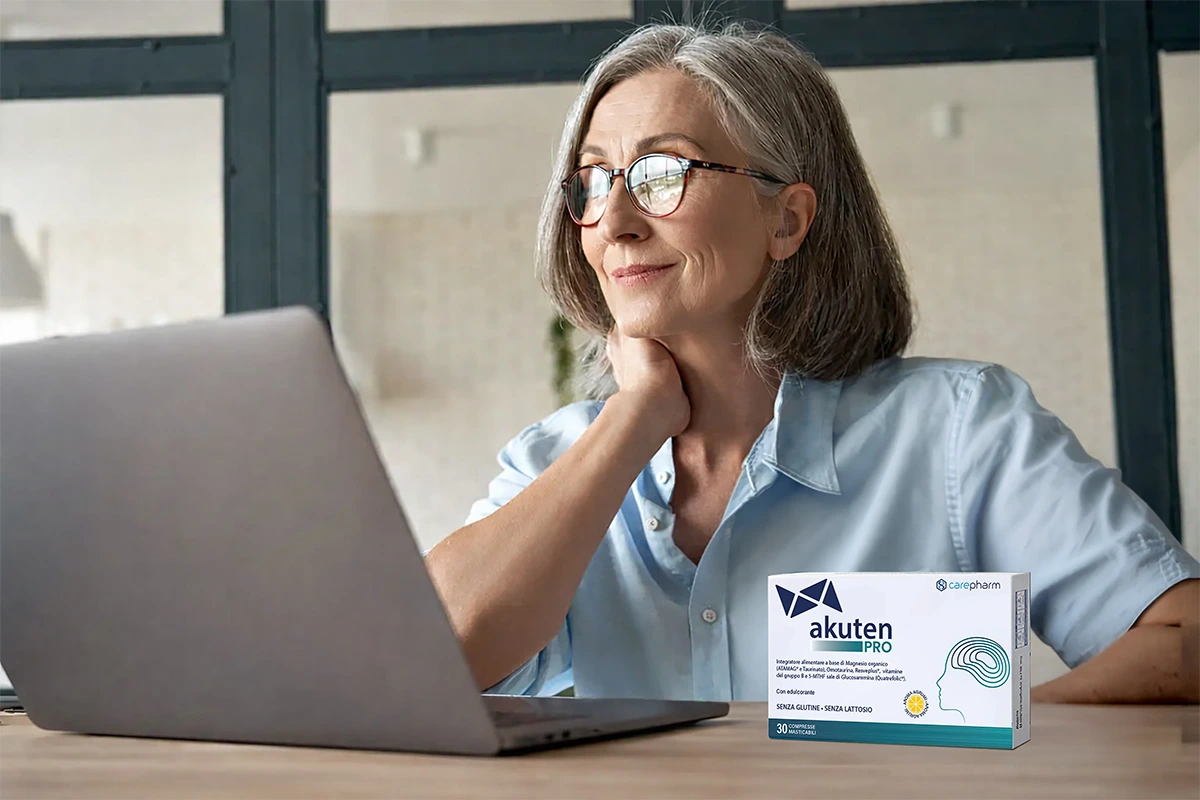 donna di mezza età al computer con prodotto akuten